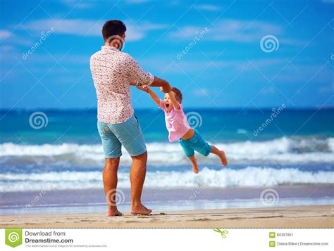 happy-excited-father-and-son-playing-on-summer-beach,-enjoy-life-stock-image-image-of-excited