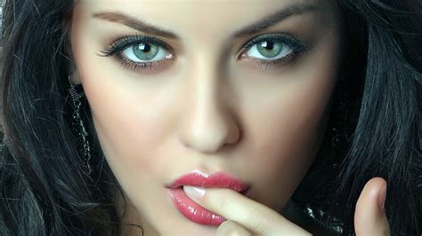 Closeup View Of Grey Eyes Girl Model Is Wearing Pink Lipstick Hd Girls