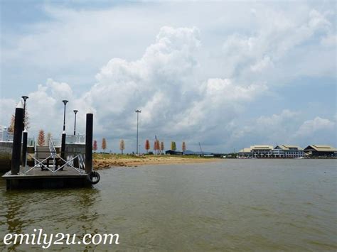 Beautiful seaview, enjoying river cruise (only rm10), street food on evenning, good landscape design to click photo & nice place to jog early. Terengganu River Cruise | From Emily To You