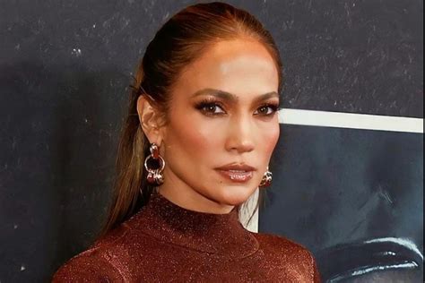 La Inigualable Jennifer Lopez Enseña Tres Espectaculares Looks Que