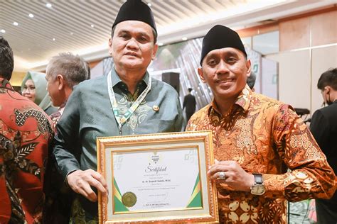 Bupati Barru Suardi Saleh Menerima Penghargaan Baznas Award 2023 Dari