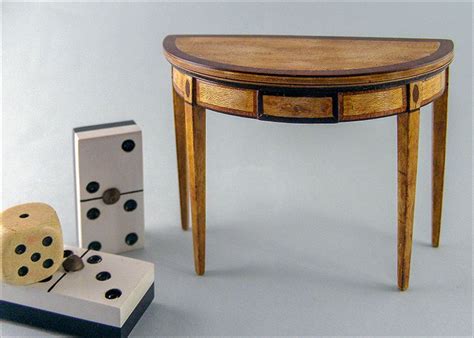 Los juegos de mesa clásicos como el parchís, la oca, escaleras y serpientes, etc. Miniatura artesanal a escala 1/12 de mesa de juego plegable inglesa de finales del siglo XVIII ...