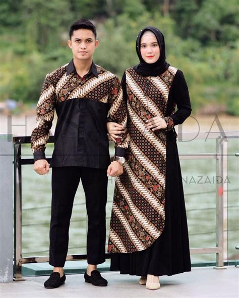Pilihan baju couple tunangan selanjutnya yaitu gamis batik couple. Pin oleh Paramita Suciani di Pakaian wanita (2020) | Pakaian wanita, Model pakaian wanita, Model ...
