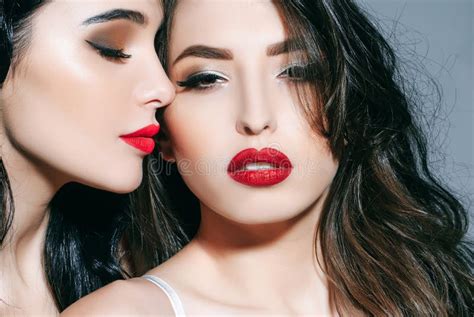 Lesbienne Baiser Gros Seins Sexy Lèvres Féminines Filles Romantiques