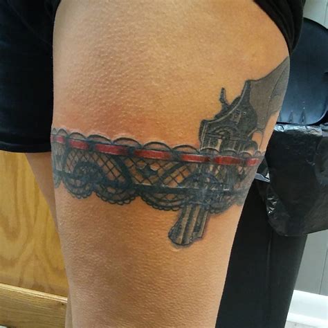 Looking to the side 63314? 70+ Charming Garter Tattoo Designs -Keep in Touch with ...
