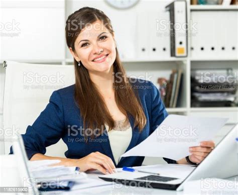 Wanita Bisnis Dewasa Yang Sukses Menggunakan Laptop Di Tempat Kerja