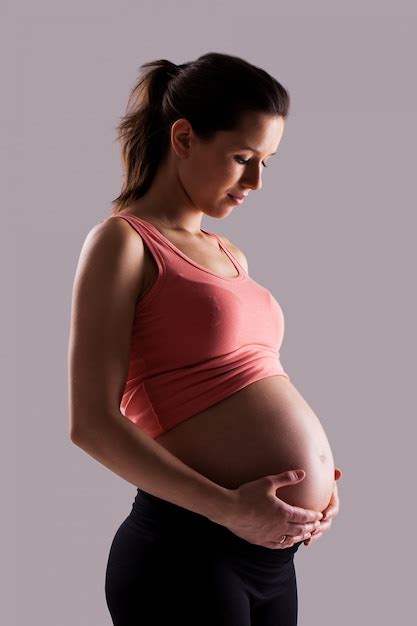 Hermosa Mujer Embarazada Aislada Foto Gratis