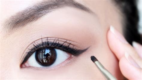 3 applying your eyeliner pencil. HOW TO: Apply Eyeliner For Beginners | chiutips - YouTube