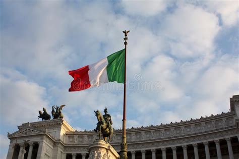Bandera De Italia Plaza Venezia Roma Italia Foto De Archivo Imagen