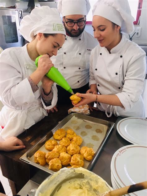 Solingen 6'lı tırtıklı ağız büyük geçişli siyah beyaz meyve bıçağı. Erasmus+: Besuch der Hotelfach- und Gastronomieschule in ...