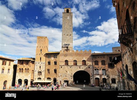 el torri salvucci el palazzo del podestà y torre grossa la piazza del duomo san gimignano