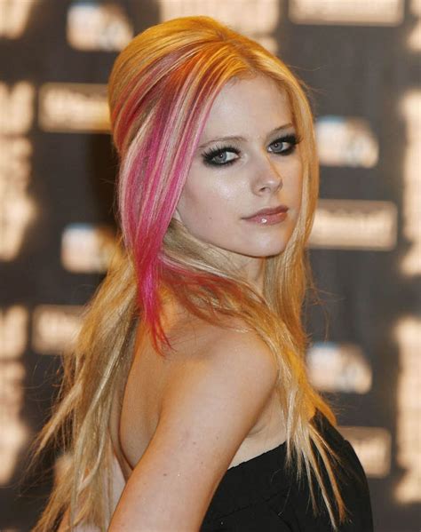 Avril lavigne performs a live version of the title track from her latest album; Picture of Avril Lavigne