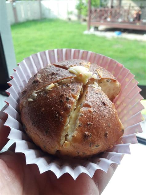Resepi roti keju | cheese bun yang gebu gebas dan gerenti sedap. Cara membuat Korean Garlic Cheese Bun Viral yang sedap ...