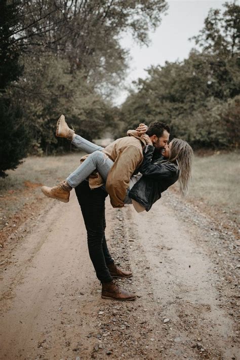 Pin By Keri Oreilly On Photography Poses In 2020 Outdoor Engagement