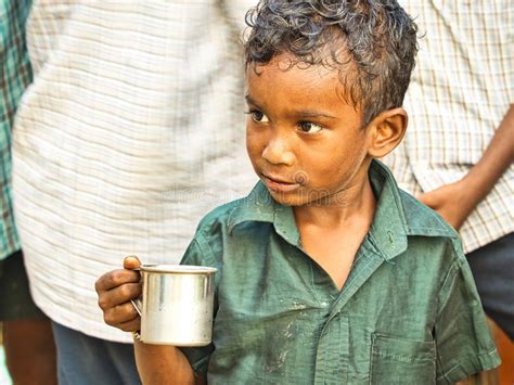 Obdachlose Und Arme Kinder Trinken Milch Auf Den Straßen Die Situation