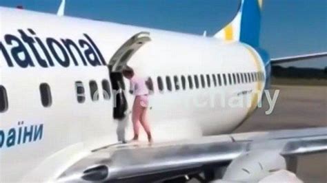 Perempuan Ini Cari Udara Segar Di Atas Sayap Pesawat Boeing 737 Usai