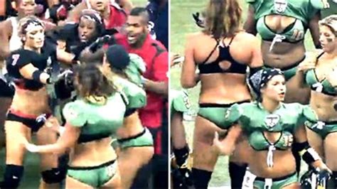 Ader Sinis Schreiten Mujeres Jugando Futbol Americano En Ropa Interior Extraktion Nach Oben Schaber