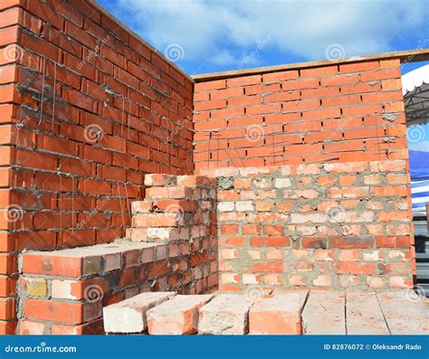 How To Lay Bricks Bricklayer Laying Bricks With Hammer Masonry