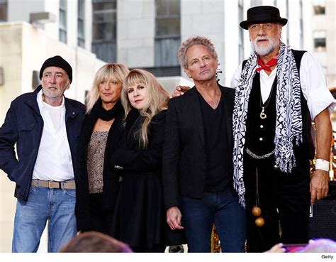 Fleetwood Mac S Lindsey Buckingham Sues Band For Cutting Him From Tour