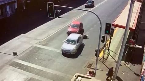 video el momento en que un carabinero chileno abatió a un delicuente que lo atropelló al