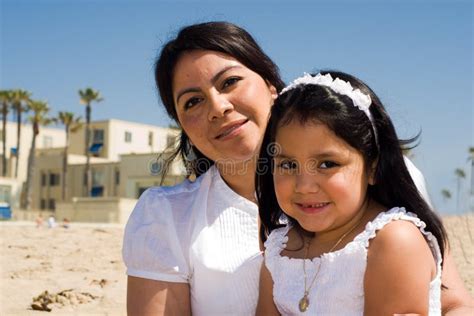 Madre E Hija En La Playa Imagen De Archivo Imagen De Playa 5471317
