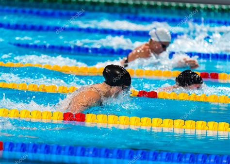 Braza Niñas Nadadores En Carrera De Natación Fotografía De Stock