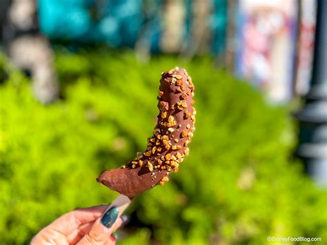 Snack Alert Frozen Chocolate Covered Bananas Are Back In Disney World The Disney Food Blog