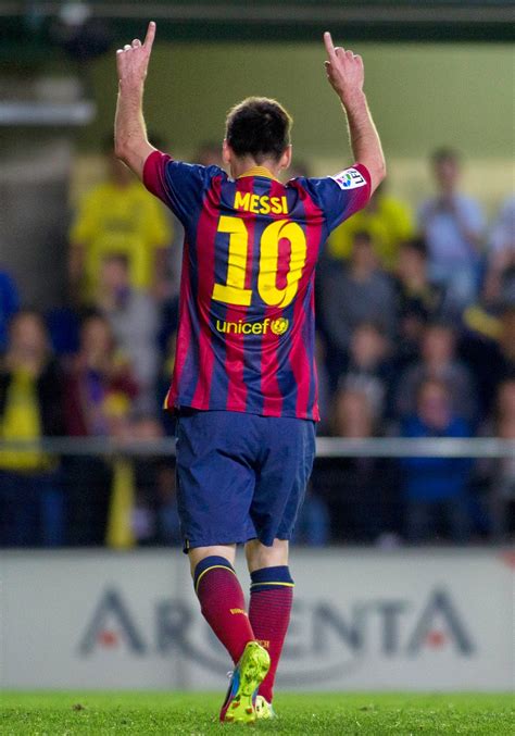 Bienvenidos a la página de facebook oficial de leo messi. Lionel Messi to sign new Barcelona contract worth £15.5m ...
