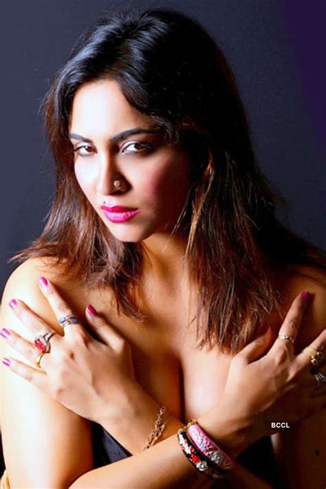 Bigg Boss 11 Contestant Arshi Khan Alleges Sexual Harassment Against A Priest The Etimes