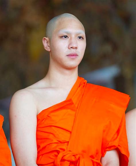 Cast ค่าย(ออฟ จุมพล อดุลกิตติพร), เติร์ด(กัน อรรถพันธ์ พูลสวัสดิ์), ทู(ไวท์ ณวัชร์ พุ่มโพธิงาม), โบน(ไมค์ ชินรัฐ สิริพงษ์ชวลิต), อั้น. ส่องภาพบรรยากาศ "ไวท์ ณวัชร์" เข้าพิธีอุปสมบททดแทนพระคุณ ...
