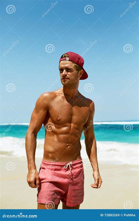 Uomo Sexy Sulla Spiaggia Di Estate Maschio Che Si Rilassa Vicino Al Mare Immagine Stock