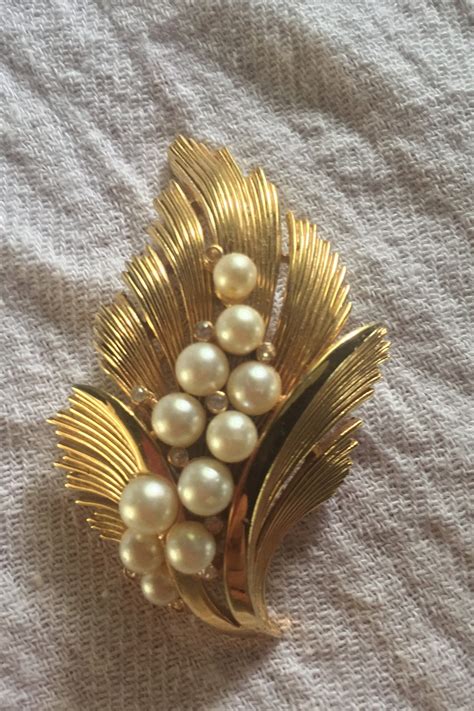 Vintage Trifari Brooch Gold Metal Pearl Rhinestone Leaf 1950 Etsy Vintage Jewelry Ideas