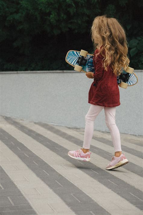 스케이트보드를 들고 분홍색 신발을 신은 어린 소녀 사진 Unsplash의 무료 인물 이미지 및 사진 이미지