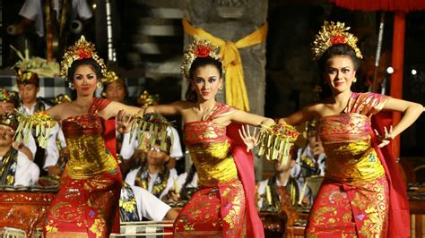 Tari Pendet Bali Balinese Woman Dancing Tari Pendet Dance In Bali