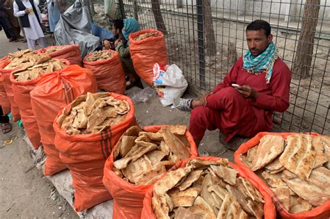 Latest News By Bbc Urdu باسی نان اور روٹیوں پر زندہ افغان اس وقت زندگی پنجرے میں قید ایک