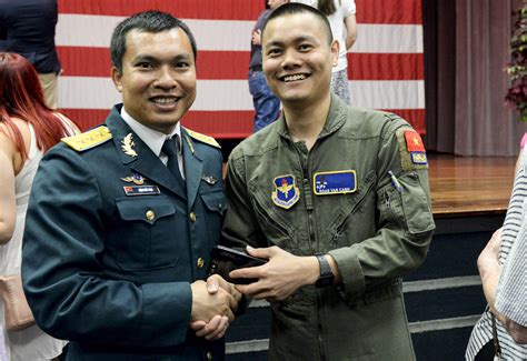 First Vietnamese Student Graduates From Us Aviation Leadership Program