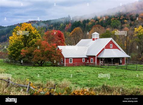Picturesque Red Barn Stockbridge Vermont Usa Stock Photo Alamy