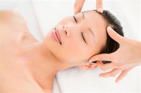 Premium Photo Attractive Young Woman Receiving Head Massage At Spa Center