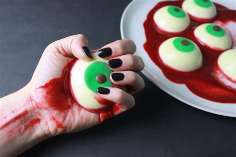 Nach und nach die eier zugeben und unterrühren. Augapfel Törtchen | Halloween Essen & Partysnacks ...