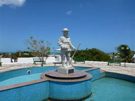 Fortaleza dispõe tanto de hotéis de 5 estrelas quanto de pequenas pousadas. Estatua dentro da Fortaleza - Picture of Nossa Senhora de ...
