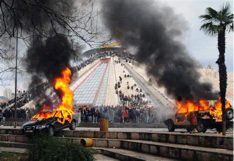 Vdekja e 4 anëtarëve të një familje në aksident/ kush ecën në makinë me 200 km/h është vrasës potencial, protestë para ministrisë së brendshme. Protesta e opozitës në Tiranë - NEWS24 - LIVE - Lajme nga ...
