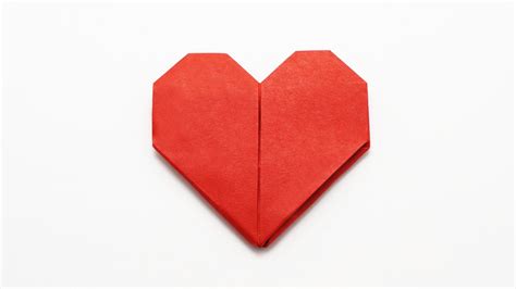 Start with a square piece of origami paper with white side up. Origami Nakashima Heart - Jo Nakashima