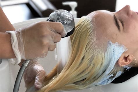 Nur wenige schritte entfernt steht das schönesiebentürmige rathaus mit dem barocken laubenvorbau. Friseur in der Nähe finden - Montags bis Samstag offen