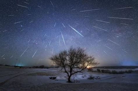 Meteor showers on earth are caused by streams of meteoroids hitting our atmosphere. 想拍好双子座流星雨，你想知道的都在这了!|双子座流星雨_新浪科技_新浪网