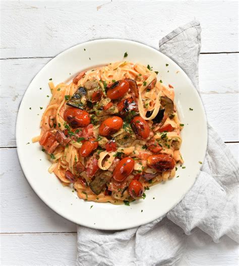 Pasta in Frischkäse-Tomatensoße Mit gebratenem Gemüse
