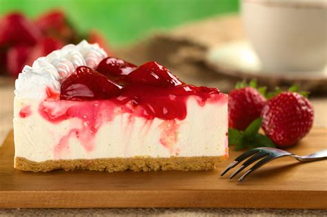 This No-Bake Strawberry Biscoff Cheesecake Might be the Best You've