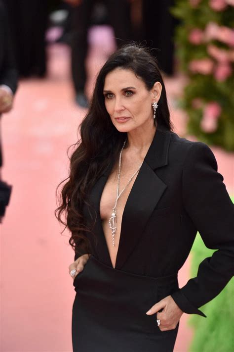Moore in her childhood suffered various family problems as her father left her when she was only 3 months old, but her ambition to be something great in her life took moore to her ultimate goals. Demi Moore ujawniła, że została zgwałcona w wieku 15 lat
