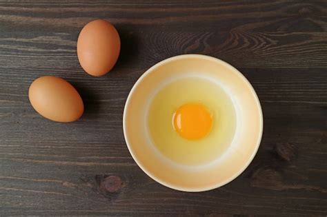 Huevo Orgánico Crudo En Un Recipiente Con Dos Huevos En La Mesa De