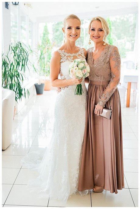 Kreacje weselne dla matek