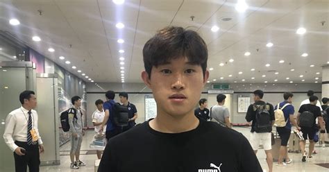 울산 현대의 유스팀이었던 현대고등학교를 졸업하고, 홍익대학교에 진학했다. 스포츠타임 Talk '울산 왼발 기술자' 이동경 "울산 형들 장점 다 ...
